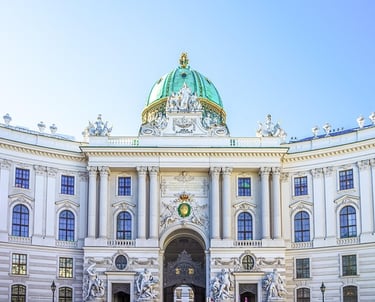 Fachada barroca del Palacio Imperial de Hofburg en Viena bajo un cielo azul despejado