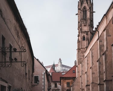 Vista de una calle adoquinada en Bratislava con edificios históricos a ambos lados