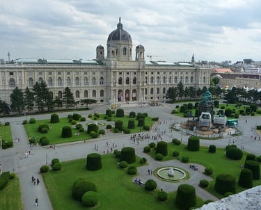 Planta exterior del complejo museístico imperial de Viena. Se aprecia la simetría del diseño