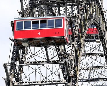 Vista detallada de las cabinas rojas vintage de la famosa noria gigante de Viena