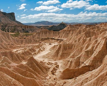 Vista panorámica de las cárcavas y formaciones geológicas de las Bardenas Reales en Navarra, mostran