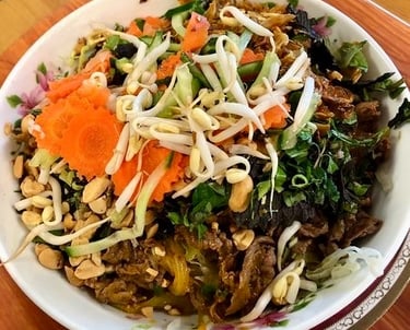Plato vietnamita servido en Phong Nam Bistro Bratislava, con fideos de arroz, verduras frescas