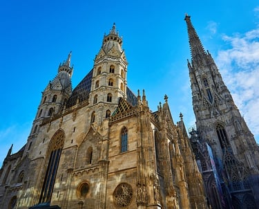 Fachada gótica exterior de la Catedral de San Esteban (Stephansdom) en Viena, con sus torres gemelas