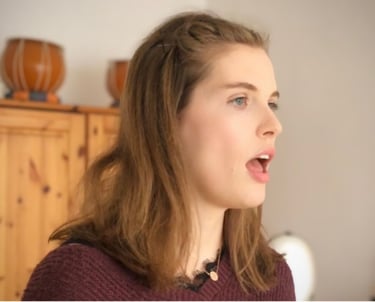 ein Mädchen singt in einem hellen Raum