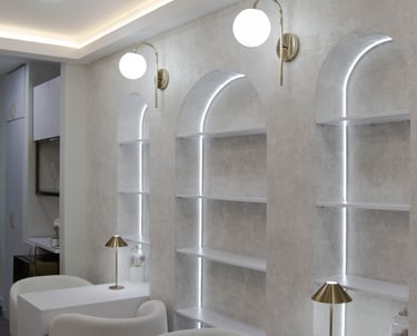 Área de lavacabezas con nichos decorativos y luz tenue.