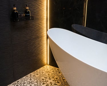 Ducha de diseño moderno con textura negra, bañera blanca independiente e iluminación LED cálida.