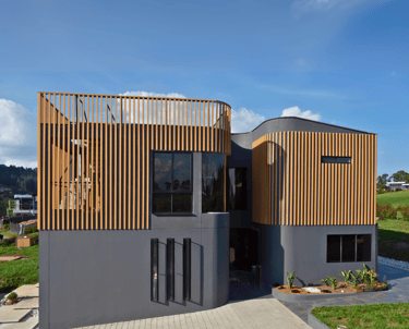 Frontal completo de Puzzle House mostrando doble volumen y diseño arquitectónico contemporáneo.