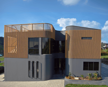 Frontal completo de Puzzle House mostrando doble volumen y diseño arquitectónico contemporáneo.