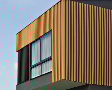 Vista cercana de la esquina de la casa con diseño modular y ventanales amplios.