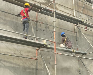 Trabajo en fachada con andamios en proceso de repello.
