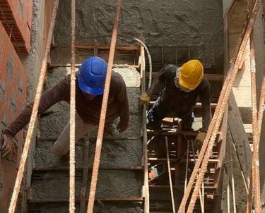 Aplicación de concreto en escaleras durante obra de Casa 43.