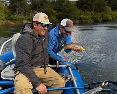 Manuel Rivera Guia de pesca disfrutando con un gran amigo de una jornada de pesca