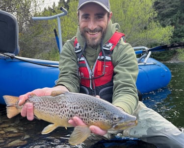 danilo realizando una flotada por el rio azul conecta con su primer marron del rio azul