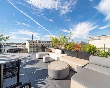Terrasse toit-terrasse moderne avec mobilier extérieur blanc et vue Paris - nettoyage mobilier