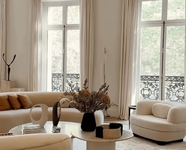 Salon parisien haussmannien canapés beige avec balcons fer forgé - nettoyage appartement luxe