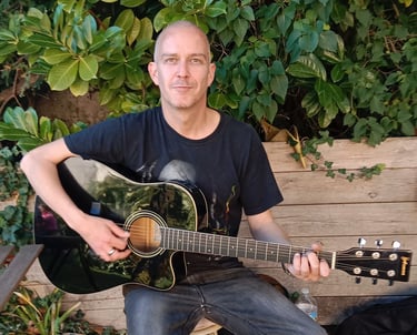 Steve Alias Moutik, artiste chanteur engagé, apporte sa passion pour la musique et son esprit créati