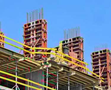 Un bâtiment avec de nombreux matériaux de construction, y compris des systèmes de coffrage