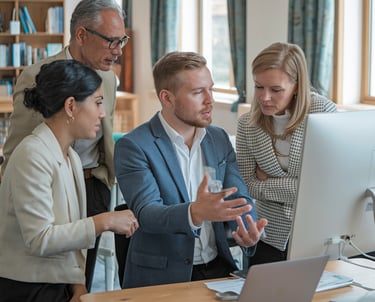 persone che ricevono consulenza informatica