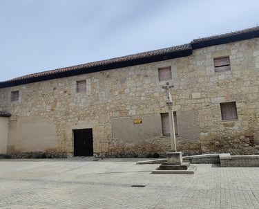 Fachada norte al patio del compás del Monasterio de Clarisas de Calanbazanos