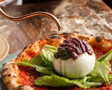 Burrata de entrada, na massa de pizza.  Foto: Divulgação/ Vitor K Neves