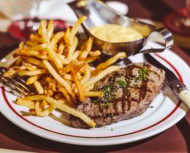 Steak Frites do ICI Brasserie. Foto: Divulgação/ Mário Rodrigues