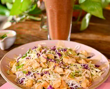 Salada Thai e suco da Bibi, do Madureira. Foto: Divulgação/ João Erbert