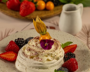 A delicada pavlova com frutas da estação, de Anouk Migotto no Loup. Foto: Divulgação
