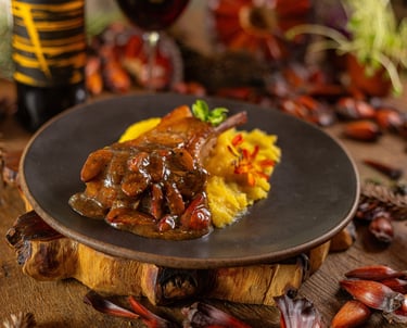 Prime suíno, pinhões, mandioquinha e molho de vinho, da chef Anouk no Loup. Foto: Divulgação