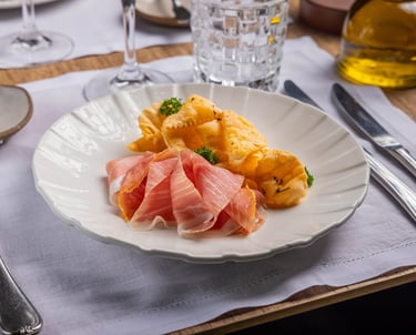 Ristorantino: prosciutto di Parma con torta fritta e burro alle erbe. Foto: Mario Rodrigues