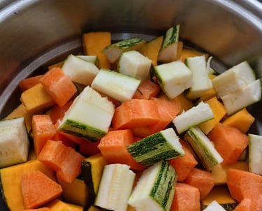 Base para picadinho com muitos legumes. Foto: Luciana Mastrorosa/ Revista Com Limão e Sal