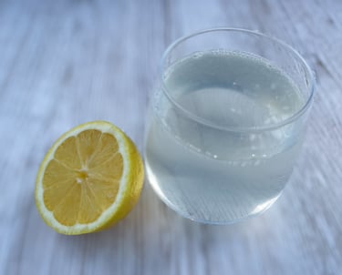Wasserglas und Zitrone liegen auf dem Tisch
