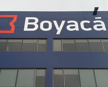 rotulación en vinilo azul y rótulo fachada Boyaca