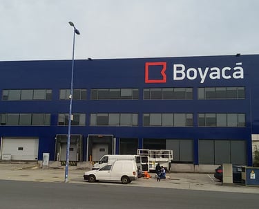 rotulación en vinilo azul y rótulo fachada Boyaca