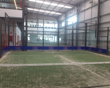 fabricación e instalación vinilos Portomar pista de Paddel Vilagarcía