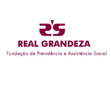 Logomarca da empresa Real Grandeza, com predominância das cores branco e vinho.