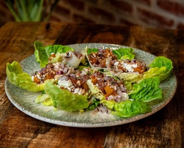 Ensalada fresca preparada con ingredientes de temporada, presentada en restaurante con cocina casera