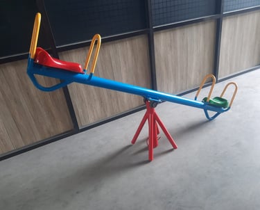 Ayunan jungkat-jungkit logam warna-warni untuk anak-anak
