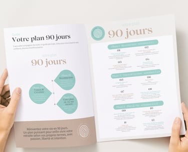 page intérieure du livre d’exercice de humania retraite tenu par une personne dont on voit seulement les mains