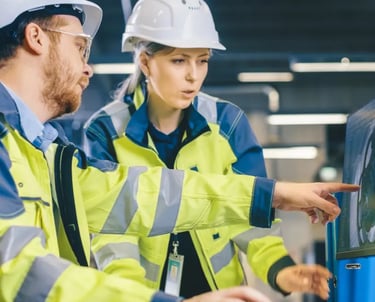 Enn projektledare visar och planerar konstruktioner på en digital ritning på en dataskärm