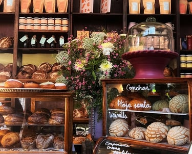 Panaderia con panes dentro de una vitrina