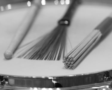 Schlagzeug-Equipment mit Sticks, Besen und Hot-Rods auf der Snare – vielseitiger Event-Schlagzeuger