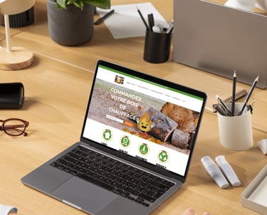 Un ordinateur sur un site de bois de chauffage de MaxThomasBois