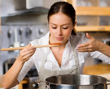 Pessoa preparando alimentos em cozinha residencial com uso de gás em Primavera do Leste MT