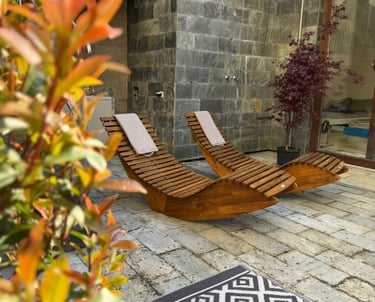 Venkovní relaxační zóna a privátní wellness Praha s vířivkou a saunou.