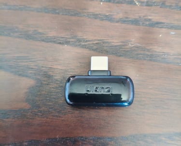 Recetor USB-C do microfone sem fios Ulanzi Micro A200 em cima de uma mesa de madeira