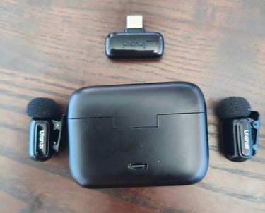 Kit completo do Ulanzi Micro A200 com caixa de carregamento, dois transmissores de lapela e recetor 