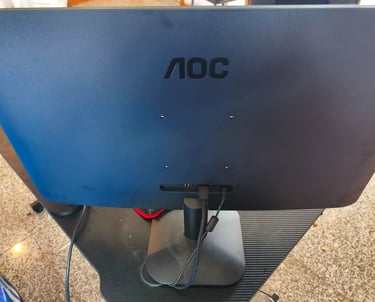 Vista traseira geral do monitor AOC Q27B35E com o logo AOC gravado.