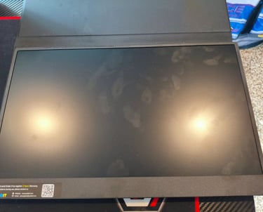 Monitor portátil com ecrã apagado sobre mesa de escritório