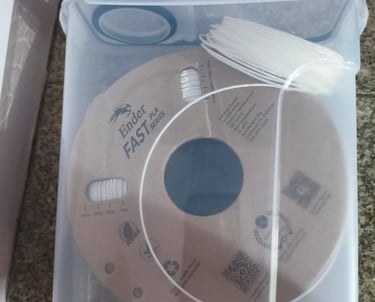 Armazenamento de filamento 3D em recipiente compacto e fechado