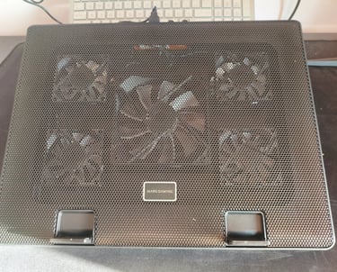 Cooling pad com várias ventoinhas e superfície em malha metálica